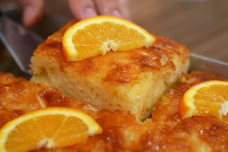 Αφράτη πορτοκαλόπιτα με γιαούρτι