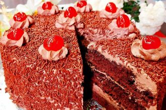 Αφράτο κέικ σαν τούρτα χωρίς φούρνο και χωρίς μίξερ