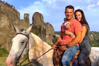 Ο Γιώργος Αγγελόπουλος και η Δήμητρα Βαμβακούση για ιππασία στα Μετέωρα