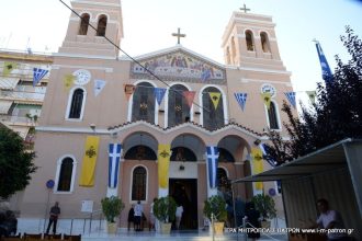 Πάτρα: Ο στολισμός του Επιταφίου του ΙΝ Αγίας Τριάδας - Ποιοι προσέφεραν στεφάνια