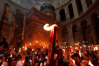 Άγιος Φως – Κατσανιώτης: Επικοινώνησε τηλεφωνικά με τον Πατριάρχη Ιεροσολύμων Θεόφιλο Γ’