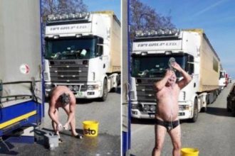 Έκανε μπάνιο σε... αγροτικό μπλόκο!