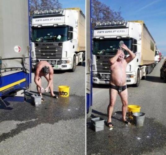 Έκανε μπάνιο σε... αγροτικό μπλόκο!