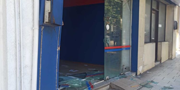 Παραλίγο τραγωδία στην Αμφιλοχία: Αγροτικό ΙΧ «κύλισε» στην κατηφόρα και καρφώθηκε σε τζαμαρία! (ΦΩΤΟ)