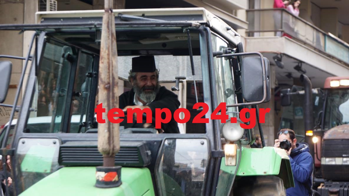 Πάτρα: Ο παπάς πάνω στο τρακτέρ που έγινε viral!