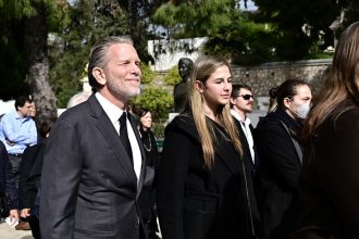 Αιμιλία Γερουλάνου: Συγκίνηση στην κηδεία της μητέρας του βουλευτή του ΠΑΣΟΚ – Παρόντες ο Παύλος και η Άννα Μαρία