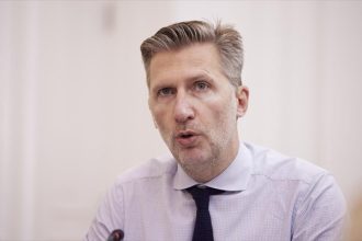 Άκης Σκέρτσος: Αυξήσεις μισθών και 12 μειώσεις φόρων