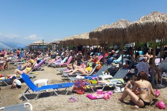 Beach bar ΑΚΤΗ: Το μέρος που πρέπει να είσαι όλο το καλοκαίρι!