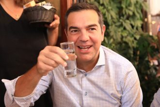 Στον Πειραιά για τσίπουρα ο Αλέξης Τσίπρας με τον υποψήφιο δήμαρχο Γιώργο Γαβρίλη