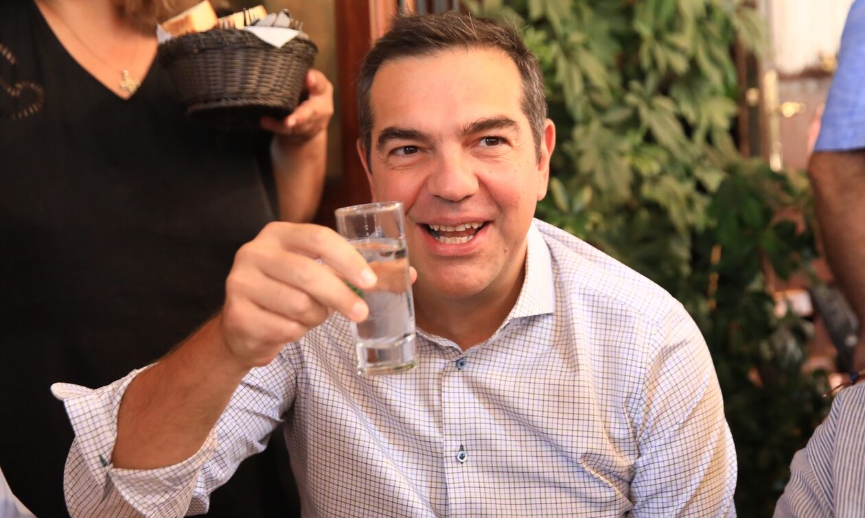 Στον Πειραιά για τσίπουρα ο Αλέξης Τσίπρας με τον υποψήφιο δήμαρχο Γιώργο Γαβρίλη