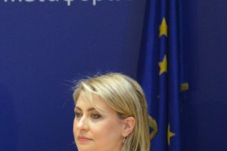 Χρ. Αλεξοπούλου: Η Νανά Δούκα θα μείνει στη μνήμη μας για την απαράμιλλη αρχοντιά της, το ήθος και την ευπρέπεια μιας δυναμικής γυναίκας