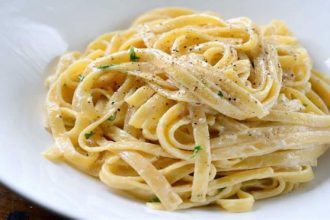 Ταλιατέλες Alfredo, με σκόρδο και κρέμα