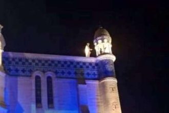 Συγκινητικό! Η Ελληνική Σημαία στον Ιερό Ναό της Βασιλικής της Παναγίας Αφρικής - ΦΩΤΟ