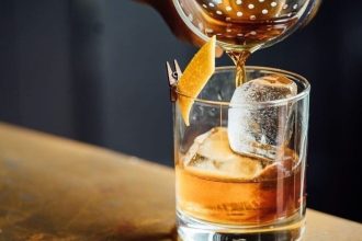 Τι συμβαίνει στον οργανισμό μας όταν πίνουμε αλκοόλ με άδειο στομάχι