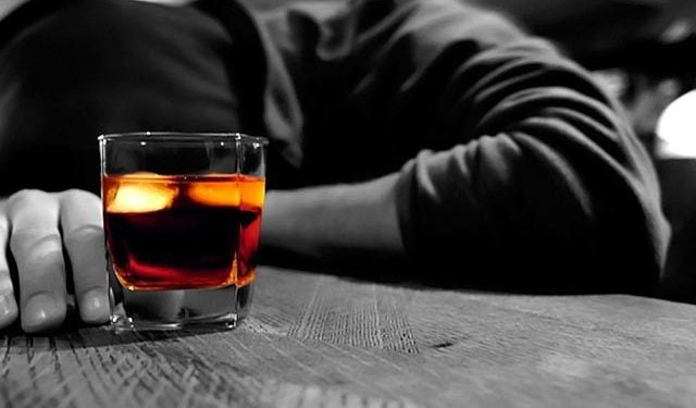Δυτ. Ελλάδα: Ανήλικοι εντοπίστηκαν μεθυσμένοι σε παγκάκι! Δύο συλλήψεις