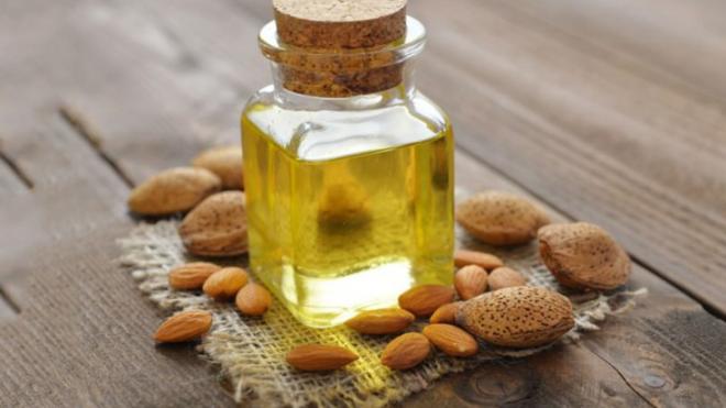Αμυγδαλέλαιο για τους μαύρους κύκλους