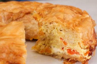 Αλμυρό κέικ σε φόρμα με φύλλο κρούστας