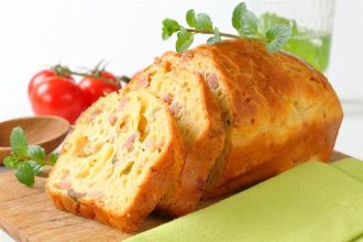 Αλμυρό κέικ με φέτα, παρμεζάνα και ελιές