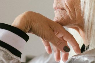 Νόσος Αλτσχάιμερ: H αδιόρατη αλλαγή στην ομιλία που μαρτυρά τη φθορά του νου