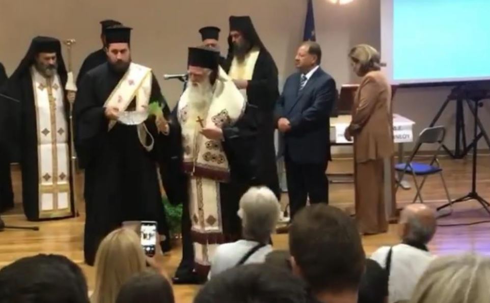 Επεισόδιο ανάμεσα σε Αμβρόσιο και Κώστα Μάρκου για το «τοις βασιλεύσι»