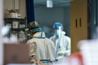 ΕΟΔΥ: Αύξηση στα κρούσματα κορονοϊού και στις εισαγωγές στα νοσοκομεία