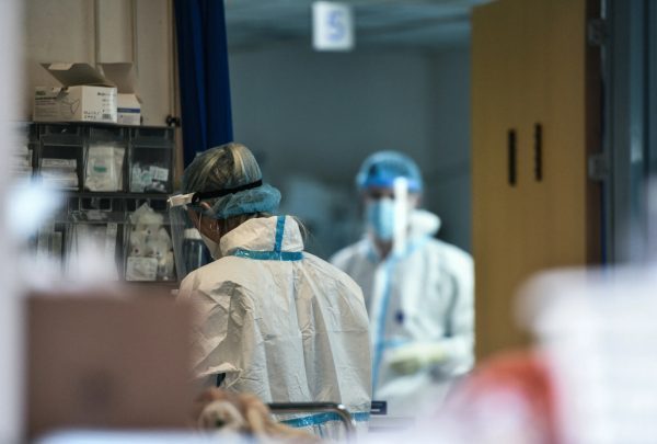 ΕΟΔΥ: Αύξηση στα κρούσματα κορονοϊού και στις εισαγωγές στα νοσοκομεία