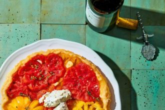 Ανάποδη τάρτα με ντομάτες και πικάντικο τυρί