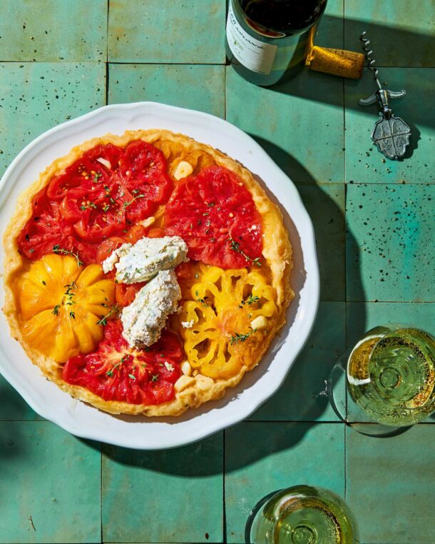 Ανάποδη τάρτα με ντομάτες και πικάντικο τυρί