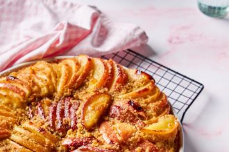 Ανάποδη μηλόπιτα-κέικ με κακουλέ και κανέλα