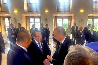 «Μία φωτογραφία χίλιες λέξεις» - Η χειραψία Αναστασιάδη - Ερντογάν στην Πράγα