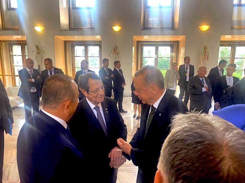 «Μία φωτογραφία χίλιες λέξεις» - Η χειραψία Αναστασιάδη - Ερντογάν στην Πράγα