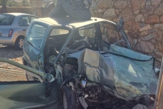 Τραγωδία στην Ανάβυσσο: Όχημα εξετράπη της πορείας του και χτύπησε πάνω σε μαντρότοιχο – Ένας νεκρός (ΦΩΤΟ)