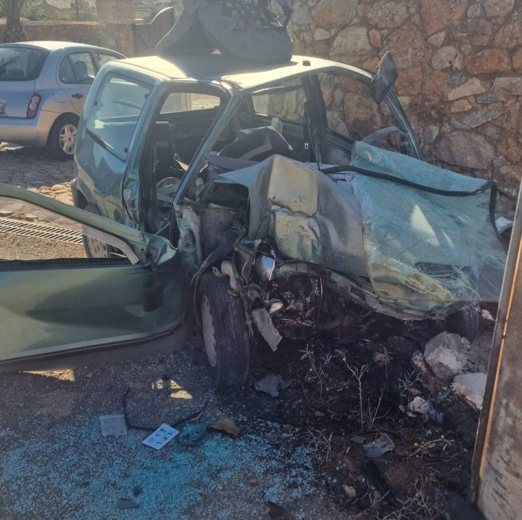 Τραγωδία στην Ανάβυσσο: Όχημα εξετράπη της πορείας του και χτύπησε πάνω σε μαντρότοιχο – Ένας νεκρός (ΦΩΤΟ)