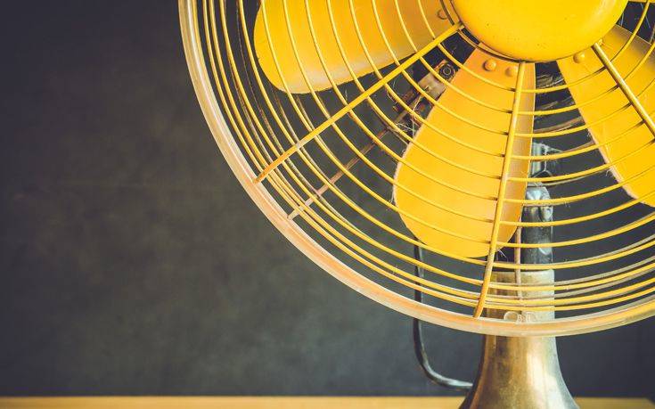 Γιατί δεν πρέπει να κοιμόμαστε με τον ανεμιστήρα σε λειτουργία