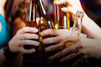 Μαθητές αγόρασαν αλκοόλ σε σχολική εκδρομή στα Ιωάννινα - Συνελήφθησαν ο υπεύθυνος και ένας καθηγητής