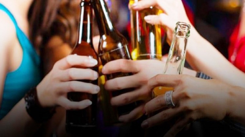 Μαθητές αγόρασαν αλκοόλ σε σχολική εκδρομή στα Ιωάννινα - Συνελήφθησαν ο υπεύθυνος και ένας καθηγητής