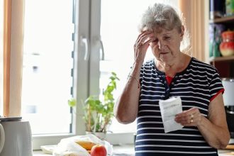 Έξι απροσδόκητα προειδοποιητικά σημάδια άνοιας - Μην τα αγνοήσετε