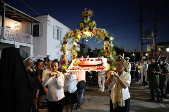 Αντίρριο - ΦΩΤΟ: Πλήθος πιστών στην περιφορά του Επιταφίου της Θεοτόκου