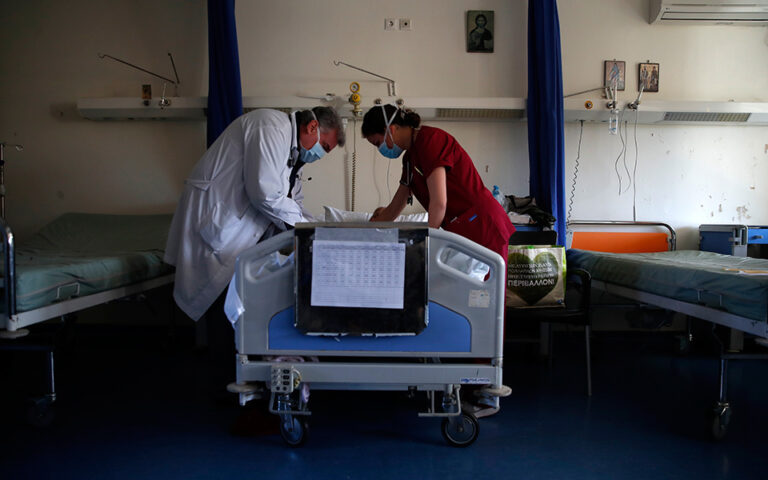 ΕΟΔΥ: 95 νεκροί από κορονοϊό και 2 από γρίπη την τελευταία εβδομάδα - Μικρή αύξηση του ιικού φορτίου στα λύματα της Πάτρας