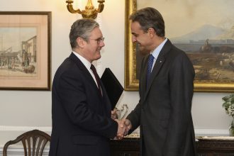 Σήμερα το τετ α τετ Μητσοτάκη – Στάρμερ: Γεωπολιτικές εξελίξεις και τα Γλυπτά του Παρθενώνα στην ατζέντα