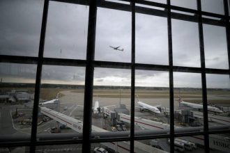 Βρετανία: Ισχυροί άνεμοι προκάλεσαν προβλήματα στις πτήσεις ενόψει των Χριστουγέννων