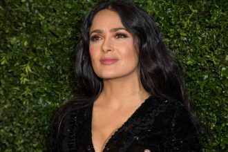 Η Σάλμα Χάγιεκ αποκαλύπτει τα μυστικά της φρέσκιας εμφάνισής της