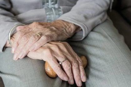 Πάτρα: Ο... γνωστός της ήταν απατεώνας και η τσάντα με τα κοσμήματα έκανε "φτερά"!