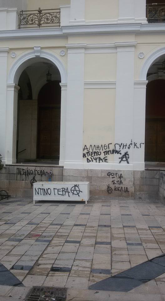 Οι Πατρινοί φωτογραφίζουν το ανακαινισμένο ... κτίριο του Τσίλερ "Κρίμα..." ΦΩΤΟ