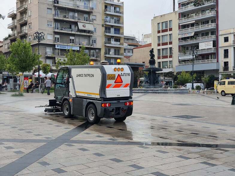 Πάτρα: Απολύμανση πρωί πρωί στην πλατεία Γεωργίου