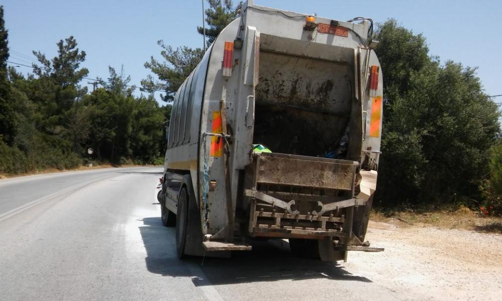 Πάτρα - Σοκαριστικό τροχαίο: Οχημα έπεσε σε απορριμματοφόρο - Στο νοσοκομείο εργαζόμενη