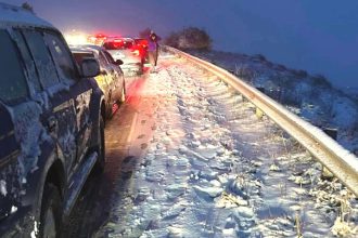 Ηλεκτρικά αυτοκίνητα που ακινητοποιήθηκαν προκάλεσαν το χάος στην Αράχωβα - Τι λέει η ΕΛ.ΑΣ.