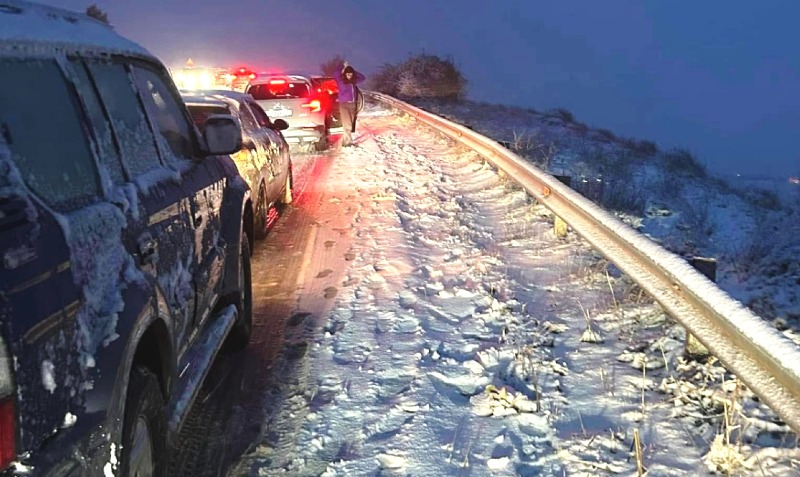 Ηλεκτρικά αυτοκίνητα που ακινητοποιήθηκαν προκάλεσαν το χάος στην Αράχωβα - Τι λέει η ΕΛ.ΑΣ.