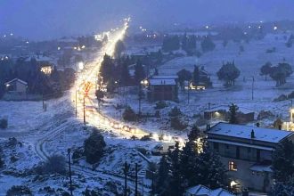 Αράχωβα: Αυτοκίνητα κόλλησαν στο χιόνι γιατί δεν είχαν αντιολισθητικές αλυσίδες - Oυρές χιλιομέτρων