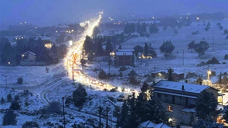 Αράχωβα: Αυτοκίνητα κόλλησαν στο χιόνι γιατί δεν είχαν αντιολισθητικές αλυσίδες - Oυρές χιλιομέτρων